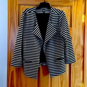 Woman’s Roz & Ali blazer size large